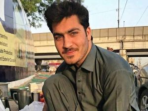 Pria Ganteng Penjual Semangka Ini Jadi Viral, Bikin Wanita Deg-degan