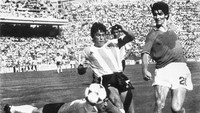 Paolo Rossi berhak atas Bola Emas pertama pada Piala Dunia 1982 di Spanyol berkat kontribusinya mengantar Italia jadi kampiun. Rossi menjadi top skorer Piala Dunia 1982 dengan 6 gol. (Foto: STAFF/AFP)