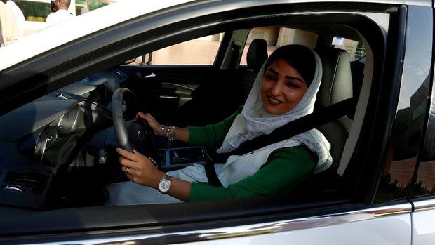 Arab Saudi mengambil sejumlah langkah reformasi dengan membolehkan perempuan mengemudi.