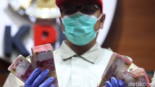 KPK Tunjukkan Barang Bukti Suap Bupati Purbalingga