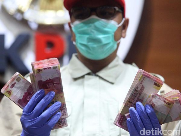 KPK Tunjukkan Barang Bukti Suap Bupati Purbalingga