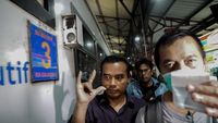 Momen Bupati Purbalingga Dibawa KPK di Gerbong Eksekutif Gajayana