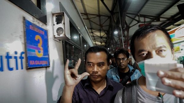 Momen Bupati Purbalingga Dibawa KPK di Gerbong Eksekutif Gajayana