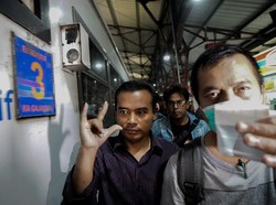 Salam Metal Bupati Purbalingga Saat Diangkut KPK Naik Kereta