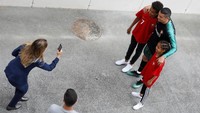 Dukungan penuh fans Portugal tentu diharapkan Ronaldo dan Portugal untuk bisa mengulang sukses saat menjuarai Piala Eropa 2016. Bisakah? (Rafael Marchante/REUTERS)