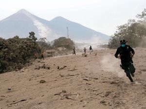 Potret Perjuangan Tim SAR Evakuasi Korban Erupsi Gunung Fuego