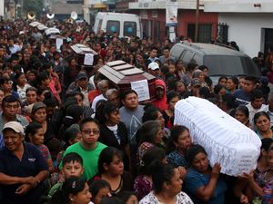 Duka Keluarga Iringi Pemakaman Korban Erupsi Gunung Fuego