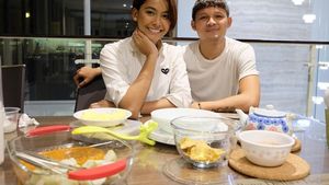 Romantis! Ini Lho Gaya Makan Pesepak Bola Syamsir Alam Bareng Kekasih