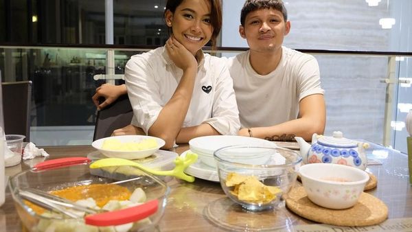 Romantis! Ini Lho Gaya Makan Pesepak Bola Syamsir Alam Bareng Kekasih