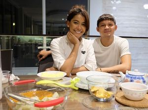 Romantis! Ini Lho Gaya Makan Pesepak Bola Syamsir Alam Bareng Kekasih Romantis! Ini Lho Gaya Makan Pesepak Bola Syamsir Alam Bareng Kekasih