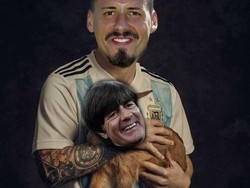 Kalau ini adalah foto Sandro Wagner menenteng pelatih timnas Jerman Joachim Loew yang bertubuh kambing. Loew memang tidak menyertakan Wagner dalam timnas Jerman untuk berlaga di Piala Dunia 2018. (Foto: Twitter @fums_magazin)