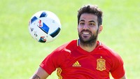 Cesc Fabregas tak pernah absen membela timnas Spanyol di turnamen-turnamen besar, dari Piala Dunia 2006 sampai Piala Eropa 2016. Ketatnya persaingan di lini tengah timnas Spanyol bikin pemain Chelsea itu kini akhirnya tersisih dari skuat. (Foto: David Ramos/Getty Images)