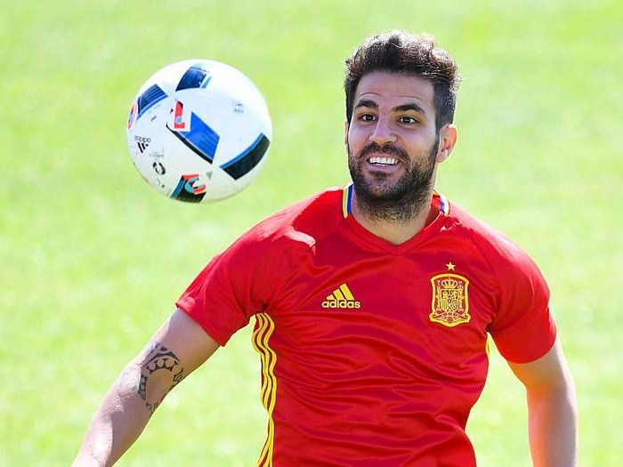 LA ROCHELLE, FRANCE - JUNE 26:  Cesc Fabregas of Spain juggles the ball during a training session ahead of their UEFA Euro 2016 round of 16 match against Italy at Complexe Sportif Marcel Gaillard on June 26, 2016 in La Rochelle, France.  (Photo by David Ramos/Getty Images)