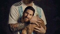Kalau ini terbalik, kambing berkepala Messi sedang digendong oleh kambing berjersey Timnas Argentina. (Foto: Twitter @fums_magazin)