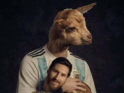 Kalau ini terbalik, kambing berkepala Messi sedang digendong oleh kambing berjersey Timnas Argentina. (Foto: Twitter @fums_magazin)