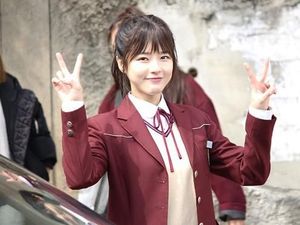 Masih Cocok Pakai Seragam SMA, Kamu Tak Akan Sangka Usia Asli Artis Ini