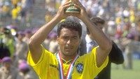 Romario menjadi peraih Bola Emas Piala Dunia 1994. Keberhasilan individu itu dilengkapi dengan trofi Piala Dunia buat Brasil. (Foto: Simon Bruty/Allsport)