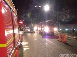 Kebakaran di Gedung Annex, Damkar Sisir Api yang Mengecil Kebakaran di Gedung Annex, Damkar Sisir Api yang Mengecil