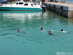 Temui Warga di Kepulauan Seribu, Sandiaga Kembali Renang
