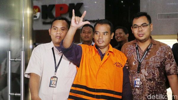 Momen 3 Kali Bupati Purbalingga Salam Metal Setelah Dicokok KPK