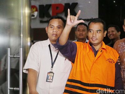 Momen 3 Kali Bupati Purbalingga Salam Metal Setelah Dicokok KPK
