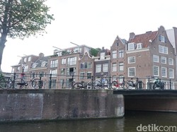 Jalan-jalan di Kanal Amsterdam, Turis Tewas Ditabrak Truk Sampah
