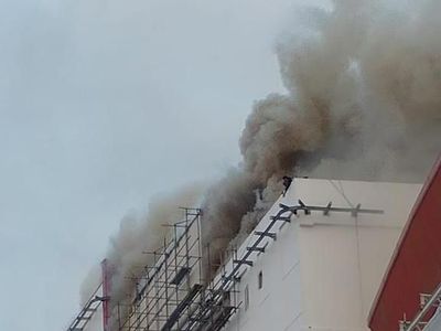 Foto: Penampakan Asap Membubung Tinggi Akibat Kebakaran di PRJ