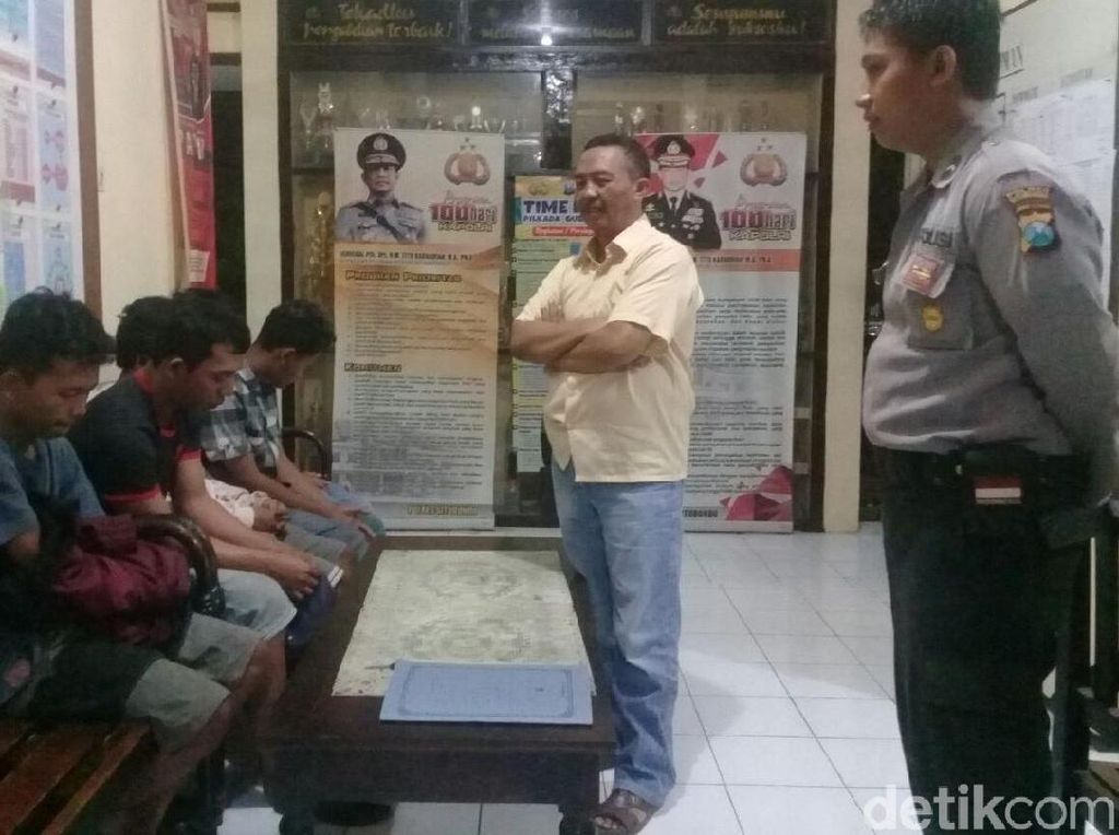 Kencing Sembarangan, 5 Pemuda di Situbondo Diciduk Polisi Kencing Sembarangan, 5 Pemuda di Situbondo Diciduk Polisi