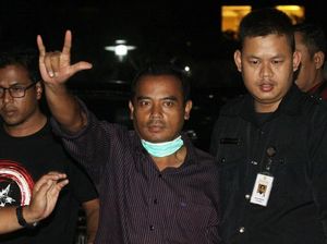 Pakar Gestur: Bupati Purbalingga Sok Berani Acungkan Salam Metal Pakar Gestur: Bupati Purbalingga Sok Berani Acungkan Salam Metal