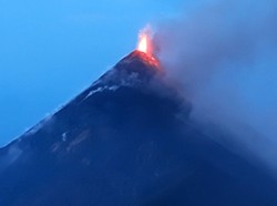 Potret Semburan Lava dari Gunung Fuego Guatemala