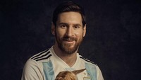 Lionel Messi berpose untuk majalah Paper dengan menggendong kambing. Kambing, Goat dalam bahasa Inggris, adalah akronim dari Greatest of all time alias yang terbaik sepanjang masa. Inti dari foto itu menegaskan Messi adalah pesepakbola terbaik sepanjang masa. (Foto: Paper Magazin)