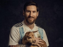 Lionel Messi berpose untuk majalah Paper dengan menggendong kambing. Kambing, Goat dalam bahasa Inggris, adalah akronim dari Greatest of all time alias yang terbaik sepanjang masa. Inti dari foto itu menegaskan Messi adalah pesepakbola terbaik sepanjang masa. (Foto: Paper Magazin)