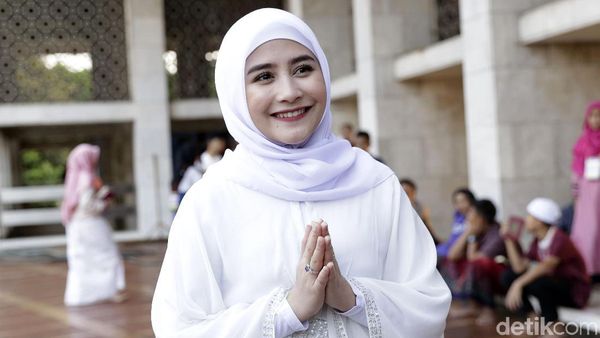 Saat Prilly Latuconsina Cantik Natural