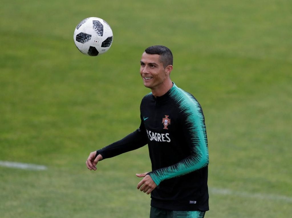 Kejutan Ronaldo untuk Timnas Wanita Portugal U-17: Sepatu Bola Baru Kejutan Ronaldo untuk Timnas Wanita Portugal U-17: Sepatu Bola Baru