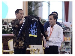 Bertemu di Istana, Bona Pencolek Jokowi Dihadiahi Jaket
