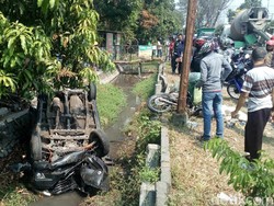 Mobil Terjun ke Sungai Usai Tabrak 2 Kendaraan, 1 Biker Tewas