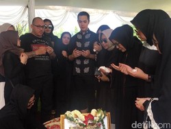 Isak Tangis Iringi Pemakaman Ayah Olla Ramlan