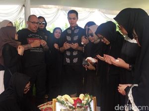 Isak Tangis Iringi Pemakaman Ayah Olla Ramlan Isak Tangis Iringi Pemakaman Ayah Olla Ramlan