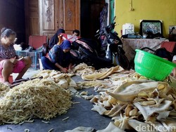 Banjir Pesanan Jelang Lebaran, Omzet Kerupuk Rambak Capai Rp 250 Juta