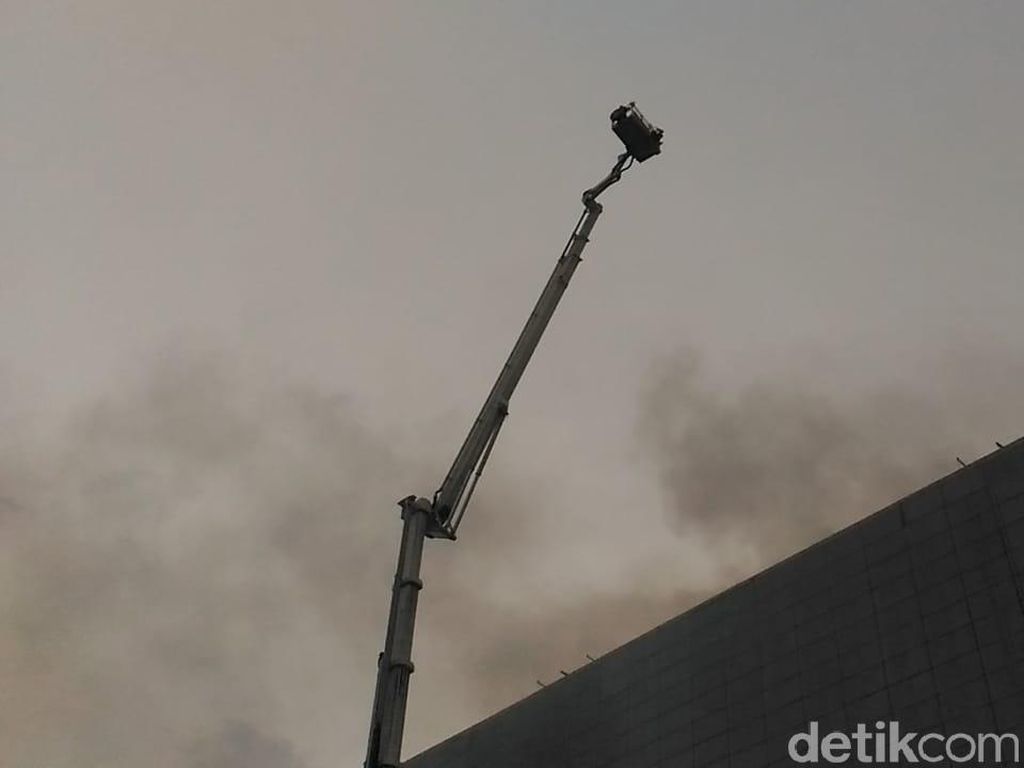 Bronto Skylift Dikerahkan untuk Padamkan Kebakaran di Area PRJ Bronto Skylift Dikerahkan untuk Padamkan Kebakaran di Area PRJ