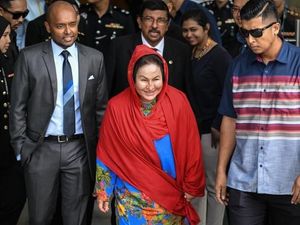 Usai Diperiksa, Istri Najib Pergi Tanpa Sepatah Kata