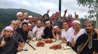 Ini Bukti Kalau Opick Doyan Ngopi dan Ngumpul Bareng Temannya