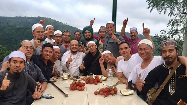Ini Bukti Kalau Opick Doyan Ngopi dan Ngumpul Bareng Temannya