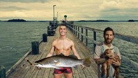 Dan terakhir, jika Messi menenteng kambing sebagai tanda dirinya yang terbaik, maka Ronaldo menenteng ikan sambil mengenakan celana pendek. Ada yang tahu makna foto Ronaldo? (Foto: Twitter @fums_magazin)