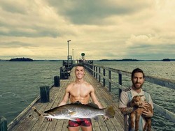Dan terakhir, jika Messi menenteng kambing sebagai tanda dirinya yang terbaik, maka Ronaldo menenteng ikan sambil mengenakan celana pendek. Ada yang tahu makna foto Ronaldo? (Foto: Twitter @fums_magazin)