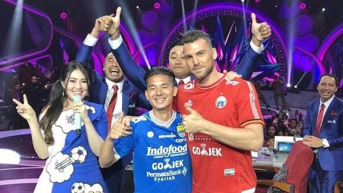 Via Vallen dan Marko Simic dalam acara peluncuran Liga 1 2018 (Foto: Instgaram @markosimic_77) Via Vallen dan Marko Simic dalam acara peluncuran Liga 1 2018 (Foto: Instgaram @markosimic_77)