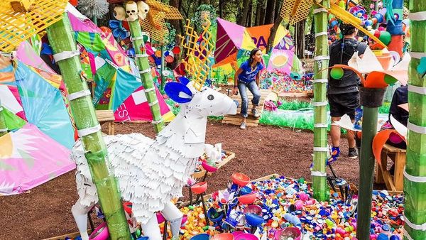 Ribuan Sampah di Meksiko Disulap jadi Hutan Plastik yang Keren