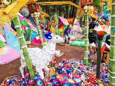 Ribuan Sampah di Meksiko Disulap jadi Hutan Plastik yang Keren