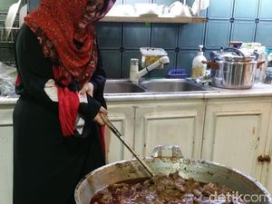 Rancak Bana! Ketikca Mbak Tutut Masak Rendang untuk Sahur Rancak Bana! Ketikca Mbak Tutut Masak Rendang untuk Sahur