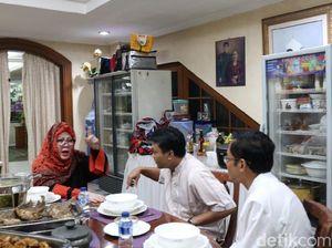 Begini Kesibukan Mbak Tutut Masak Rendang Buntut untuk Menu Sahur